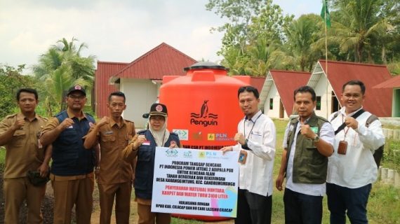 Sinergi PT Indonesia Power PLTU Adipala dan LAZISNU Cilacap Distribusikan Water Torn, Karpet hingga material Huntara